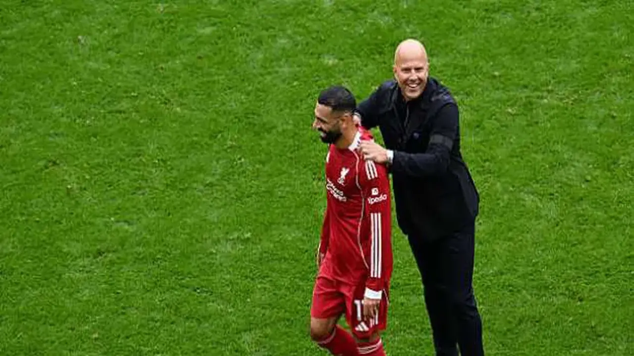 إقالة سلوت في ليفربول تطالب بها الجماهير بعد تعادل ليدز وموقف محمد صلاح يثير الجدل